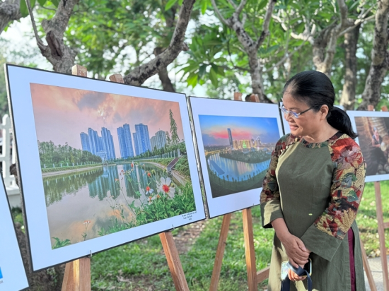 Large numbers of visitors, artists, and photography enthusiasts attended the exhibition